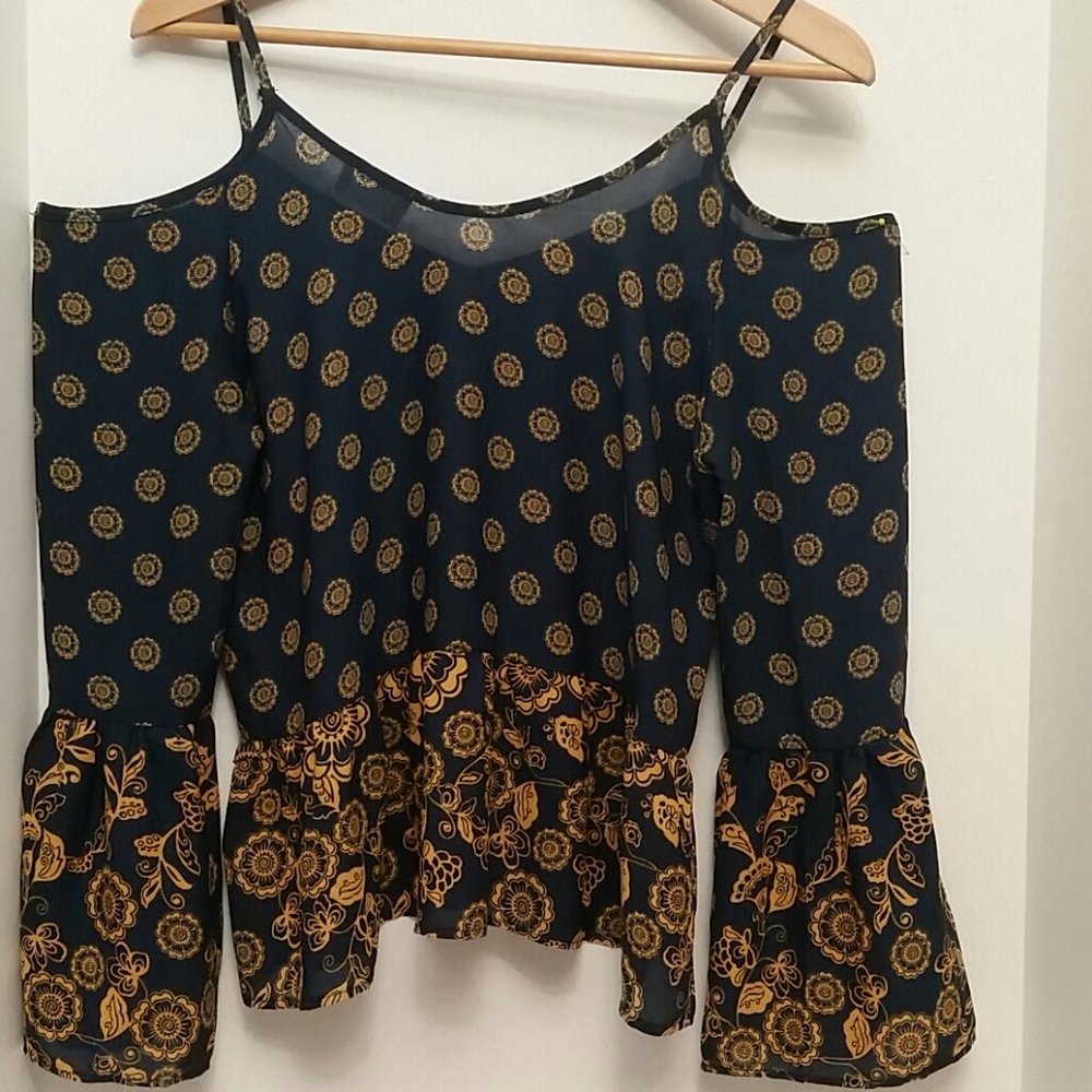 Sienna Sky Cold Shoulder Bell Sleeve Blouse Size Small - Picture 2 of 13